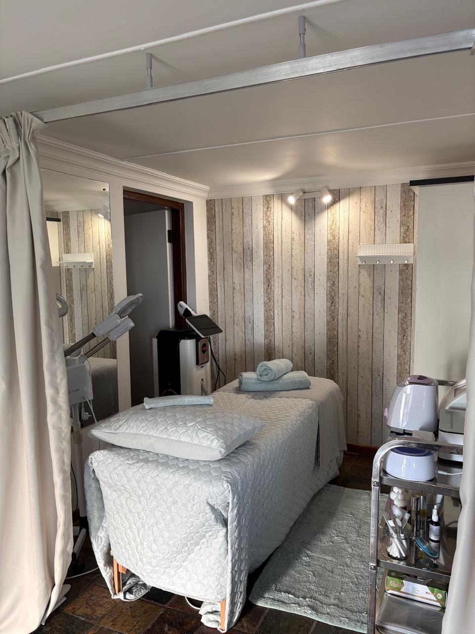 Treatment bed and equipment inside Younger Sensation